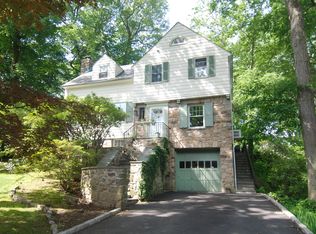 8 Brook Pl, Larchmont, NY 10538