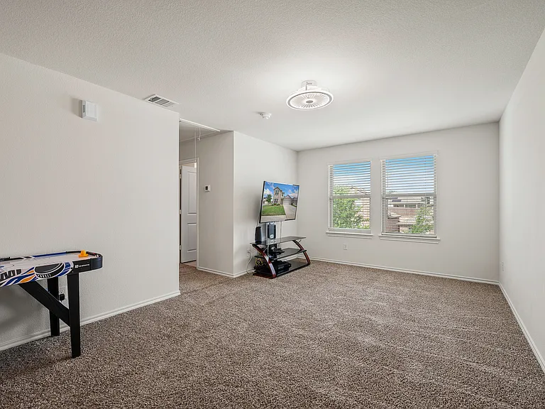 901 Euston St — Photo 14