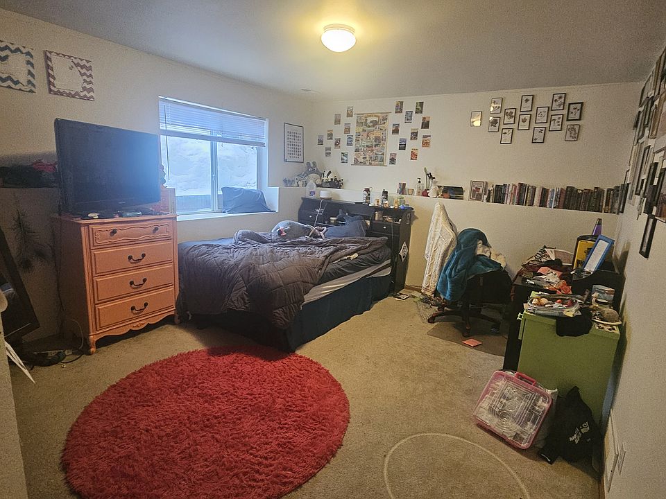 Other view of the bedroom, queen bed for reference