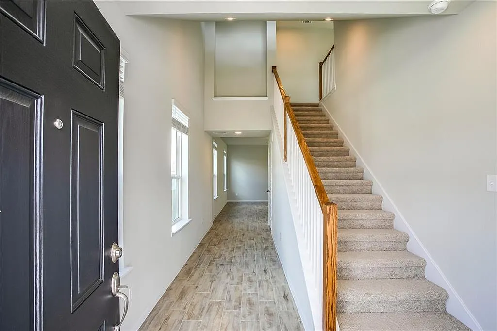 3 bed, 2.5 bath, 2107 sqft, $2,225 — Photo 4
