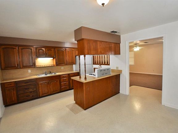 3rd image of 105 Cottonwood Ct