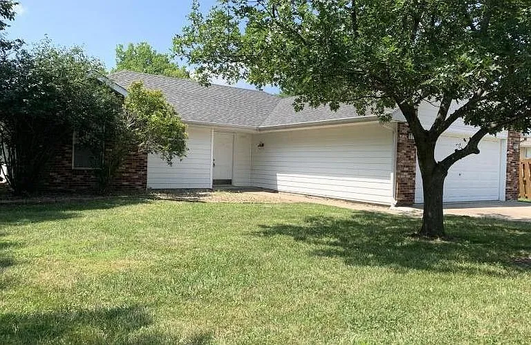 3808 Churchill Dr — Photo 2
