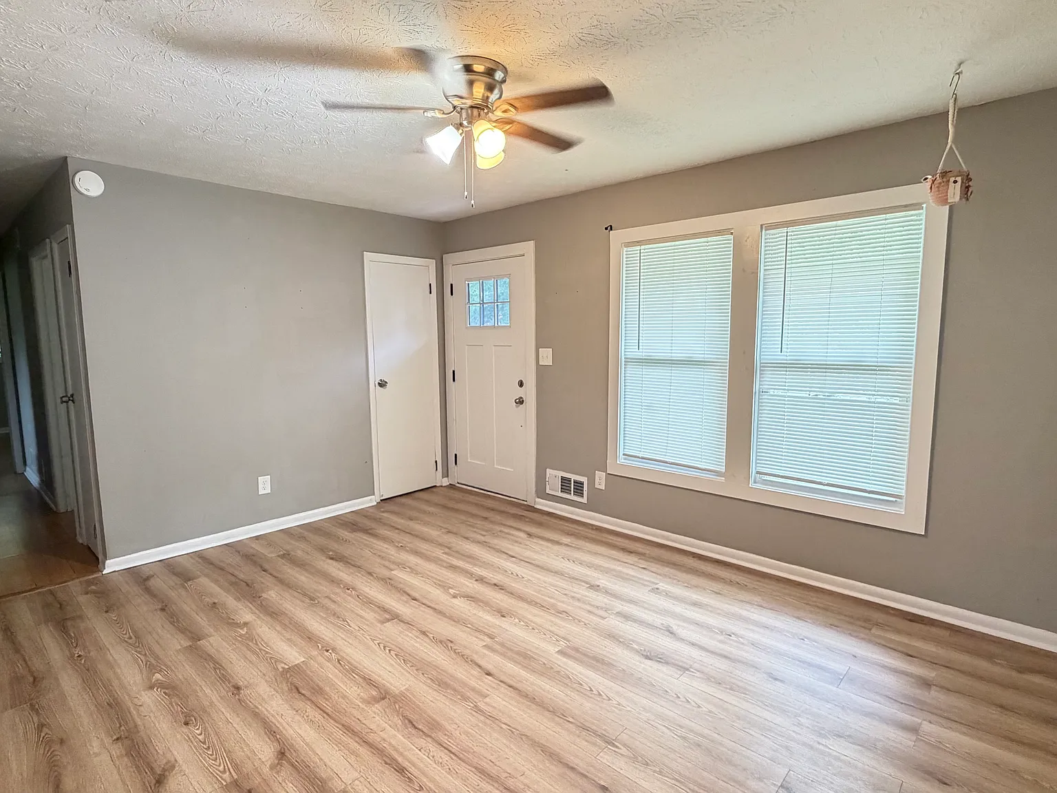 3 bed, 1040 sqft, $1,550 — Photo 2