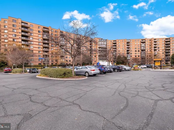 8380 Greensboro Dr APT 221, Mc Lean, VA 22102