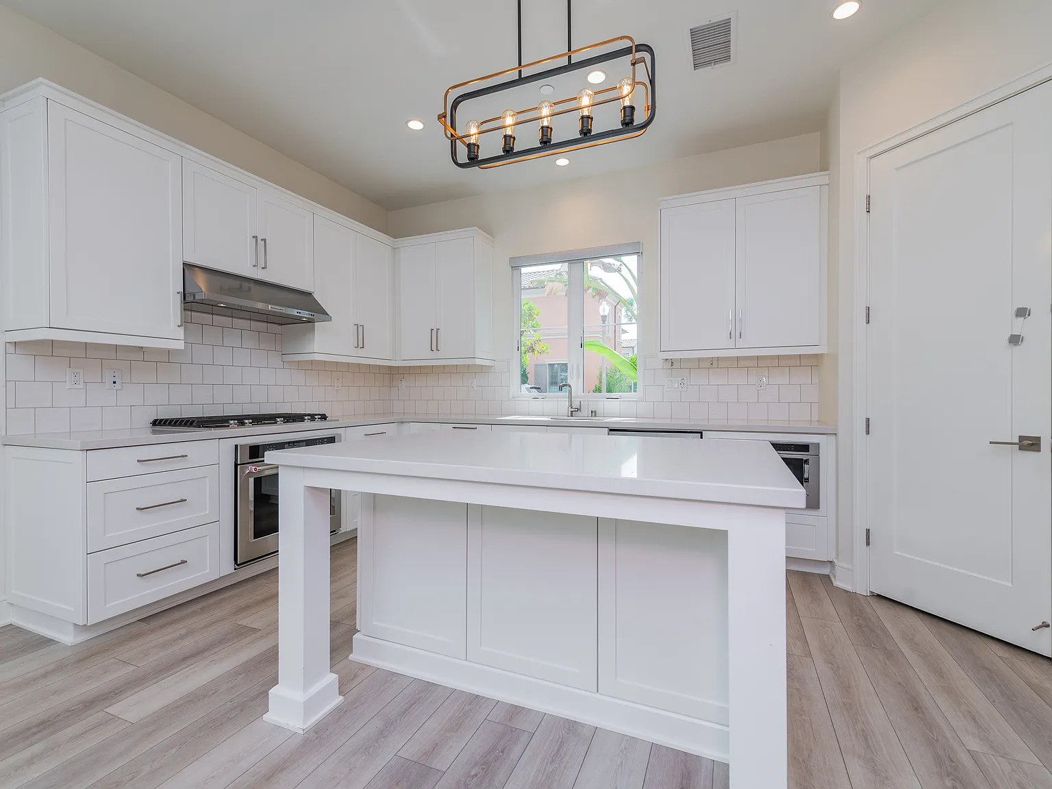 4 bed, 2189 sqft, $6,900 — Photo 4