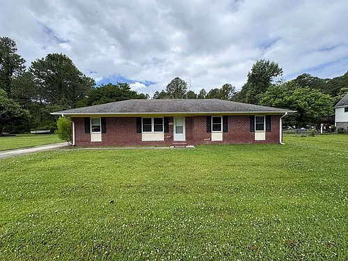 102 Colonial St Photo 1