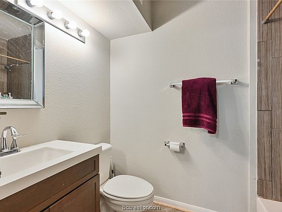 5th image of 529 Sw Pkwy #204