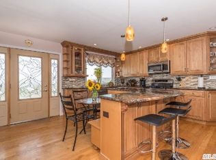 41 Smith St, Patchogue, NY 11772