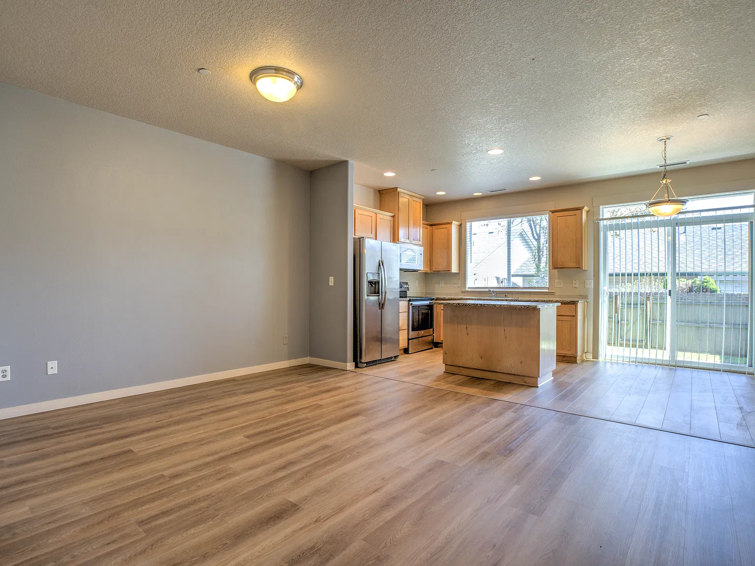 3 bed, 2.5 bath, 1406 sqft, $2,100 — Photo 3