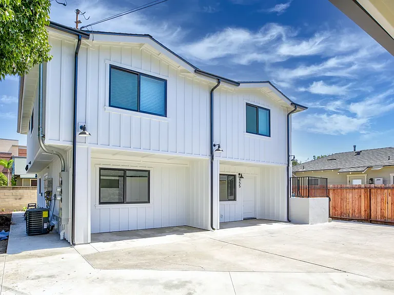 455 N Olive St — Photo 2