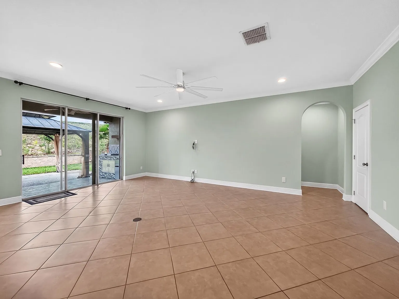 3 bed, 2190 sqft, $2,600 — Photo 4