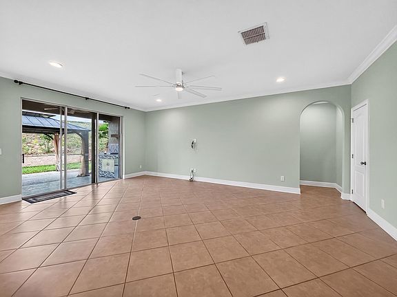 4th image of 2062 Redbay Ave