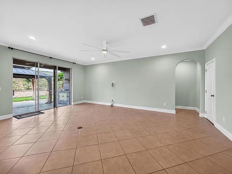 2062 Redbay Ave — Photo 4