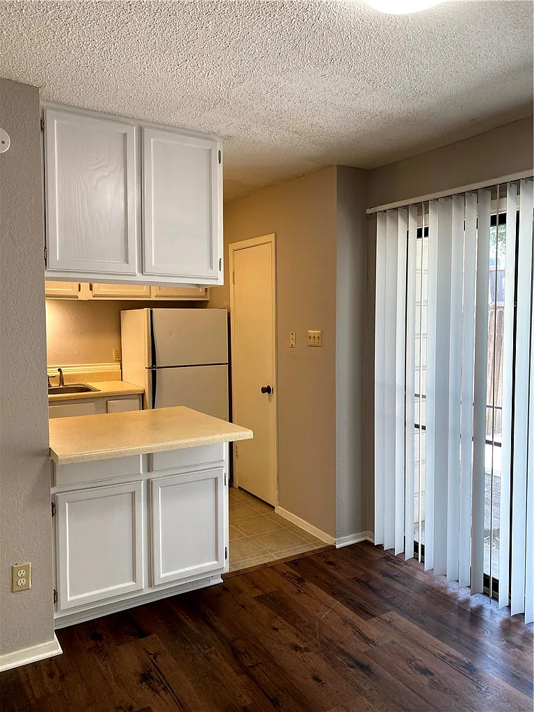 2 bed, 1.5 bath, 1073 sqft, $1,050 — Photo 4