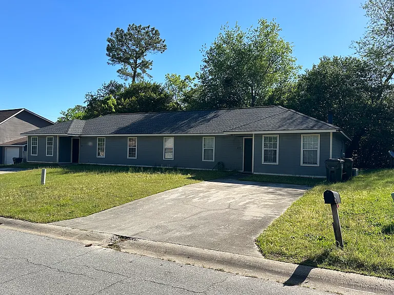 642 Maplewood Dr — Photo 3
