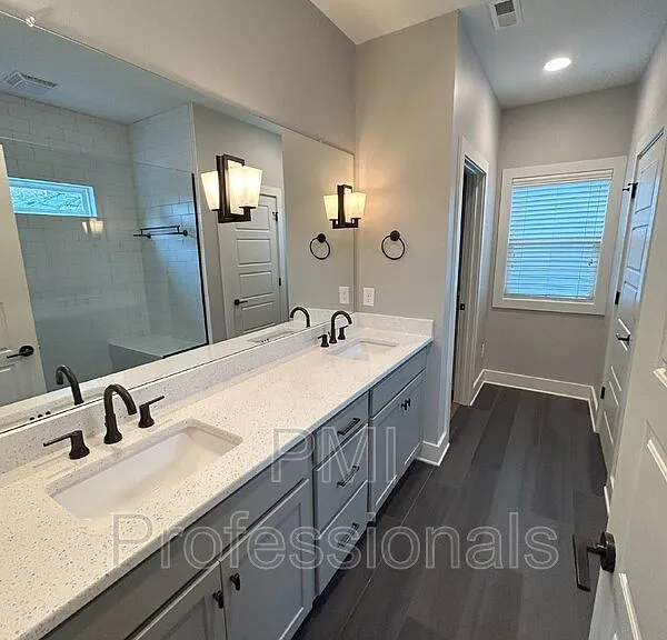 111 Creighton Ave #B — Photo 10