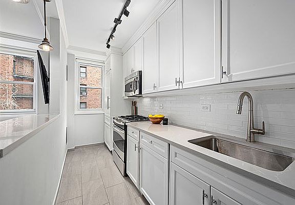 4th image of 63 E 9th St APT 4R