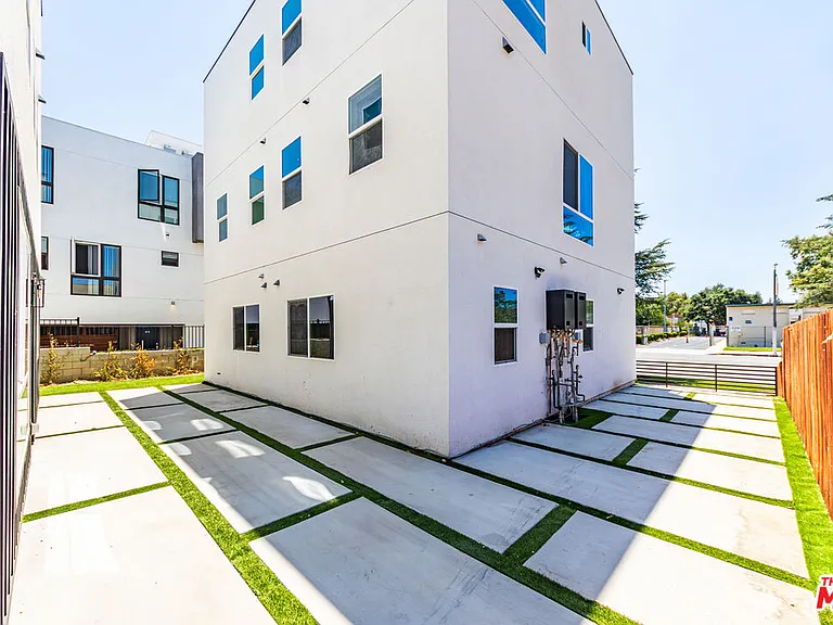 6702 Balboa Blvd #1 — Photo 30