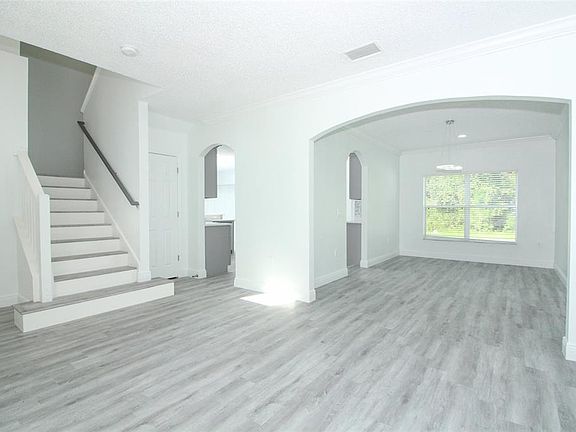 5th image of 448 Athabasca Ct