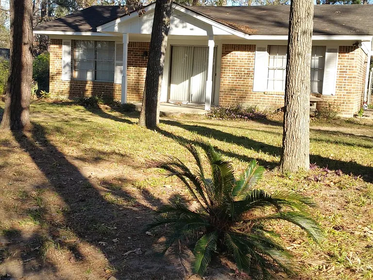 Front of house. Covered porch. Circle drive.