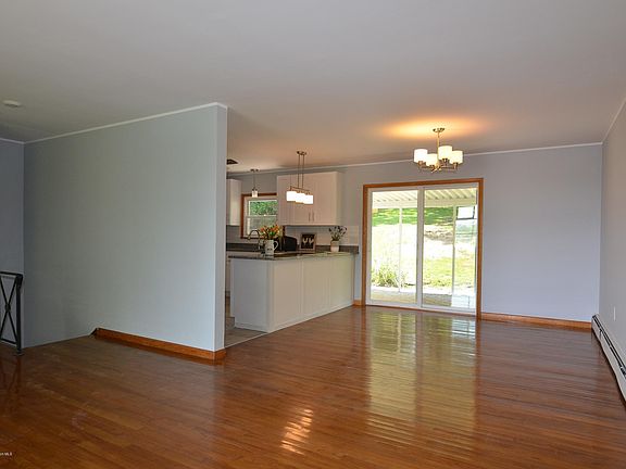 4th image of 122 Carol Dr