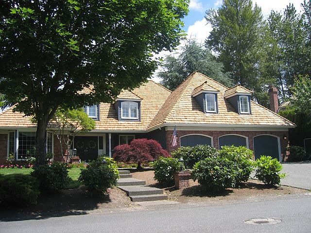 Beautiful traditional home in desireable "The Lakes" neighborhood.