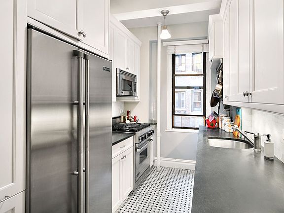 3rd image of 114 W 70th St APT 5B