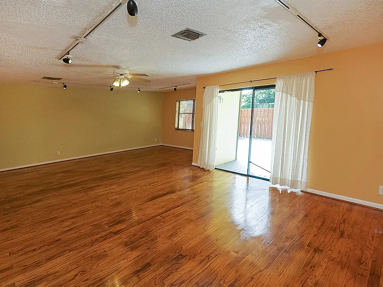 5170 Tennis Ln — Photo 4