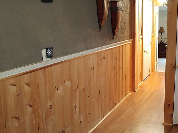 Hallway to bathroom & bedroom