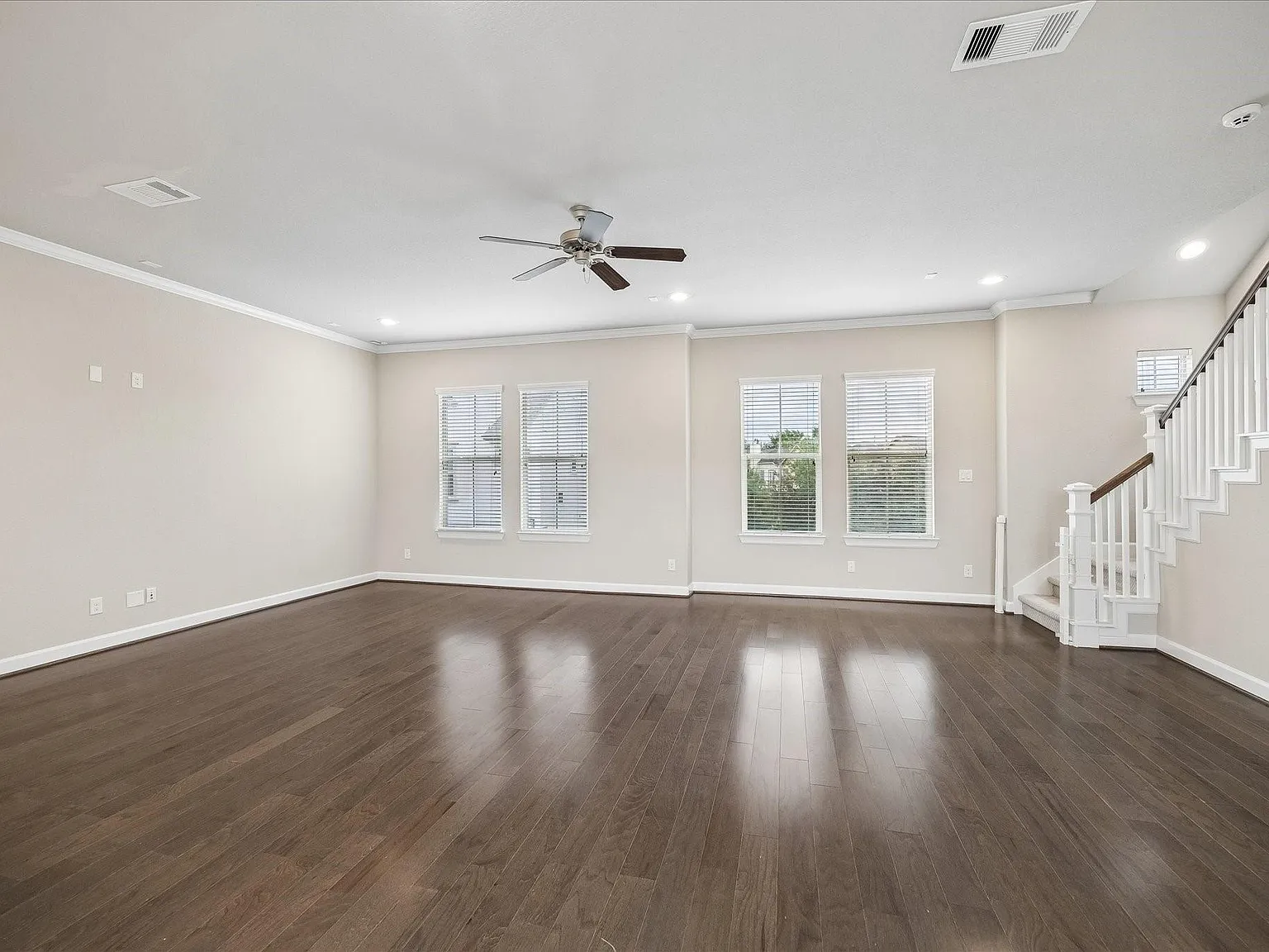 4 bed, 3.5 bath, 2322 sqft, $2,990 — Photo 3
