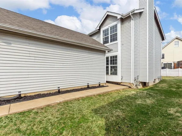 2077 Victorian Village Dr, Saint Louis, MO 63138