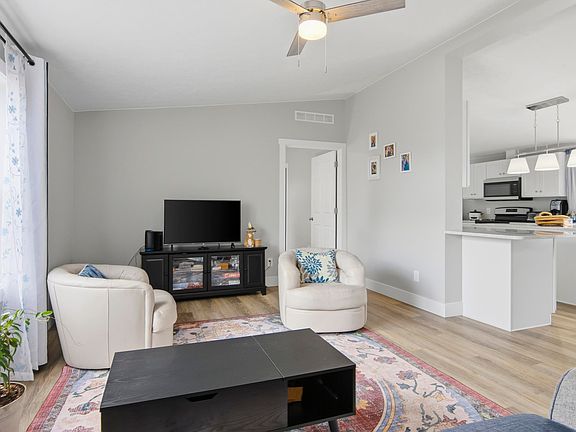 5th image of 2403 Leisure Ln