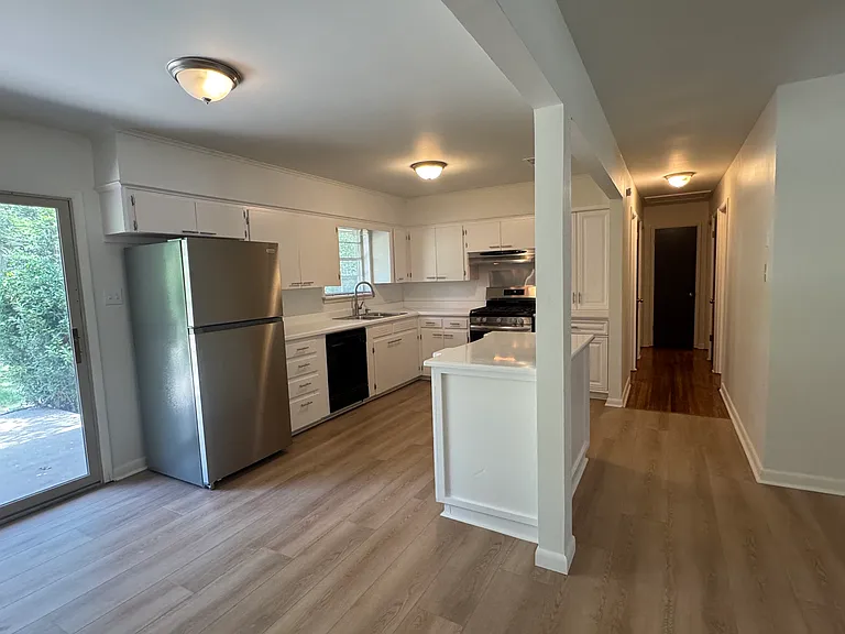 10 La Vista Dr — Photo 4