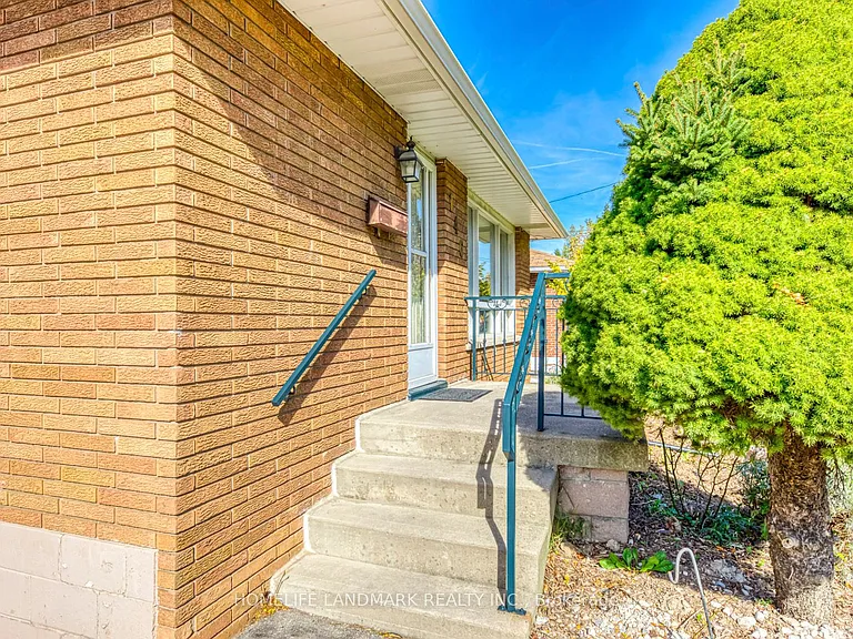 146 Manning Ave — Photo 3