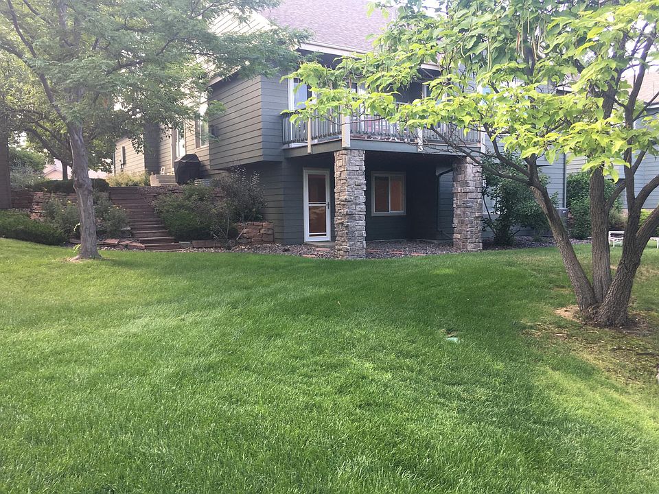 Enter garden level by walking down stairs and entering through door shown. Unfenced back yard is community yard.