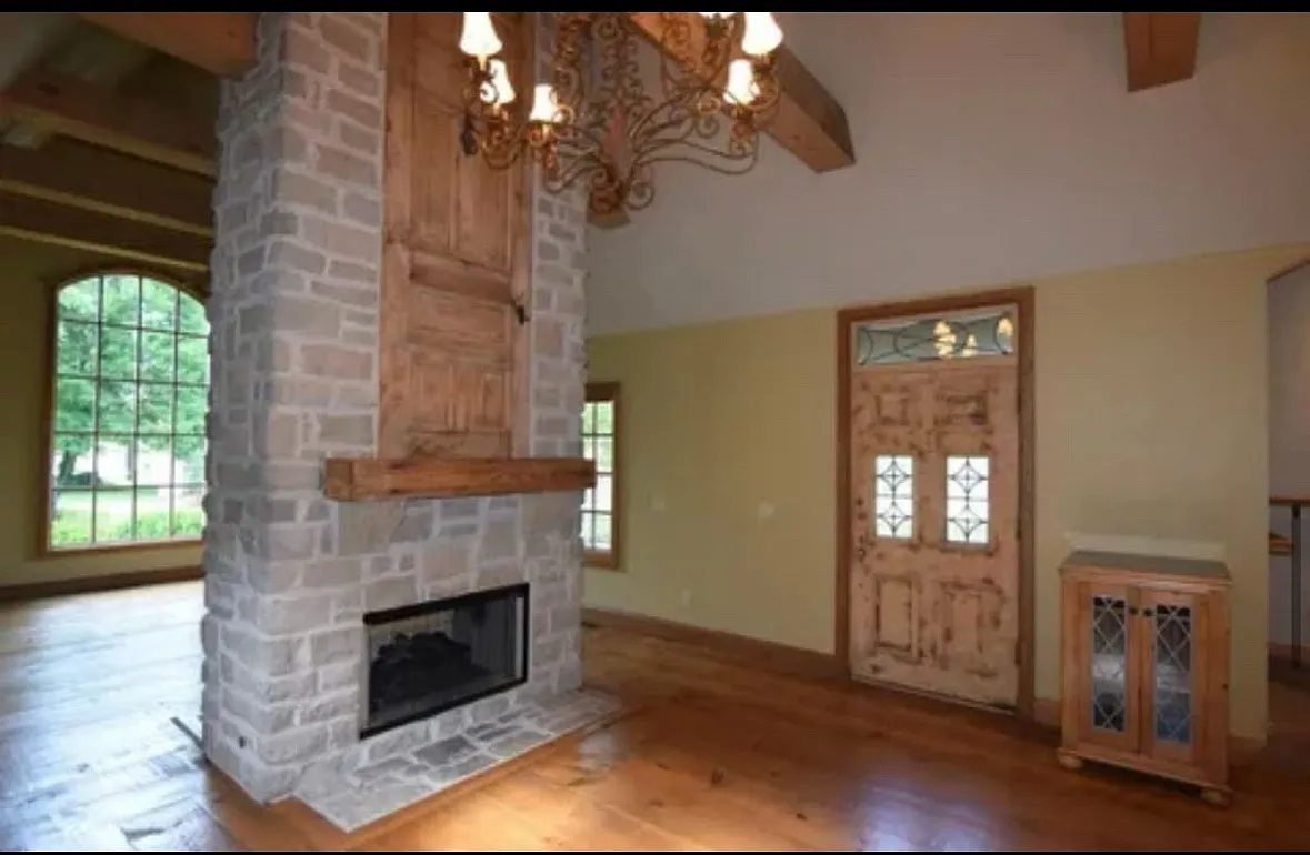 2507 E Ottawa St — Photo 4