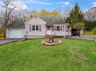 28 Leeds Blvd, Farmingville, NY 11738