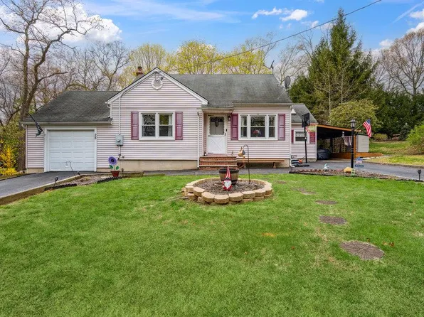 28 Leeds Boulevard, Farmingville, NY 11738