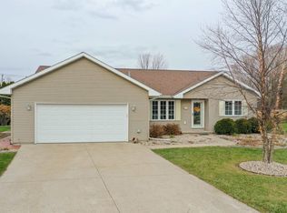 913 McKinley Ave, Omro, WI 54963