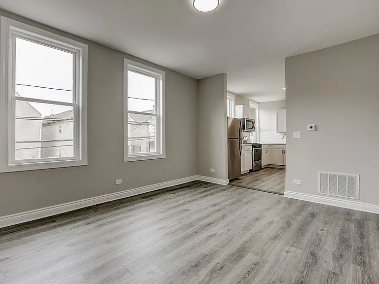2815 N Hamlin Ave #2R — Photo 5