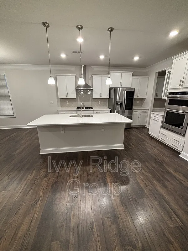5 bed, 4.0 bath, 3021 sqft, $3,450 — Photo 4