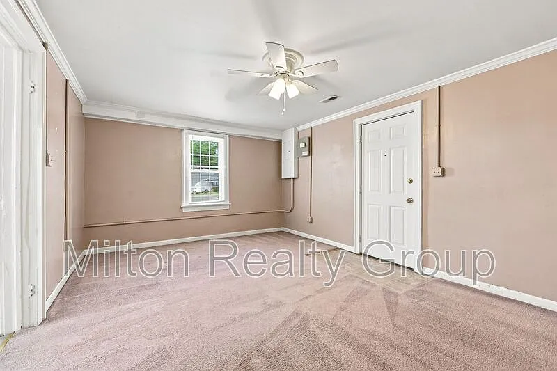 2 bed, 1.0 bath, $1,050 — Photo 3