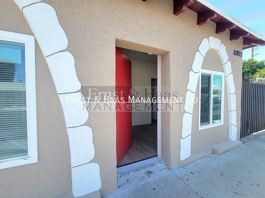 Brand New Cottage Studio Tiny Home! Great Live/Work Detached Home in Business Corridor! — Photo 3