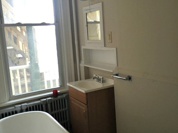5th image of 220 Summit Ave APT 1F