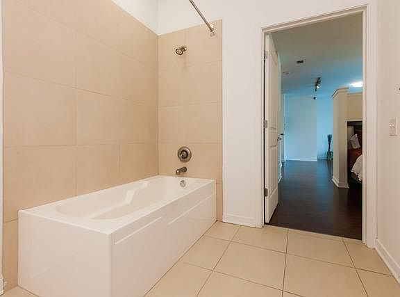 5th image of 757 N Orleans St #702