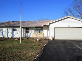 1589 N State Rd, Flora, IL 62839