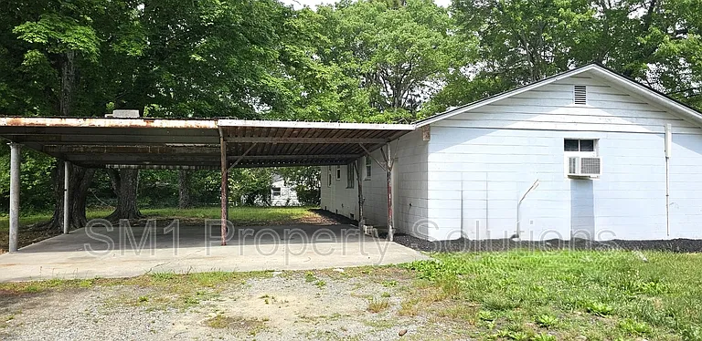 1001 Burton Ave — Photo 16