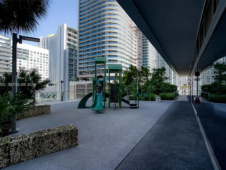 88 SW 7th St #1006 — Photo 37