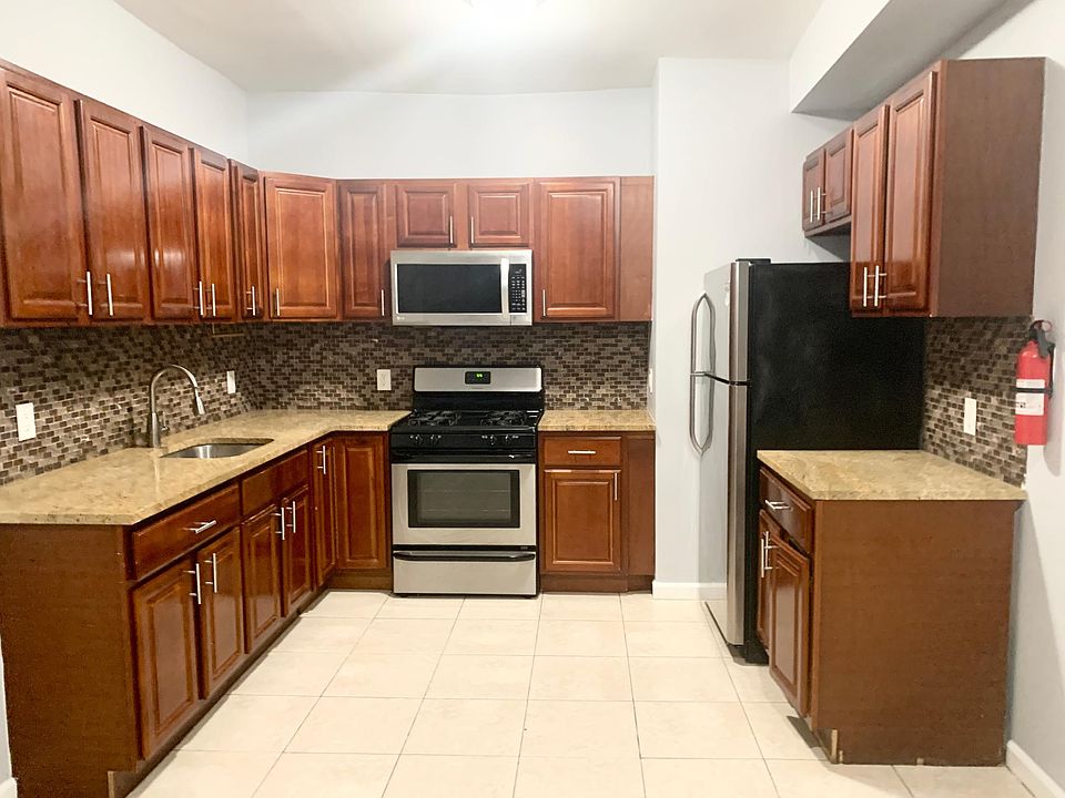 1st image of 192 Bay St Floor 2