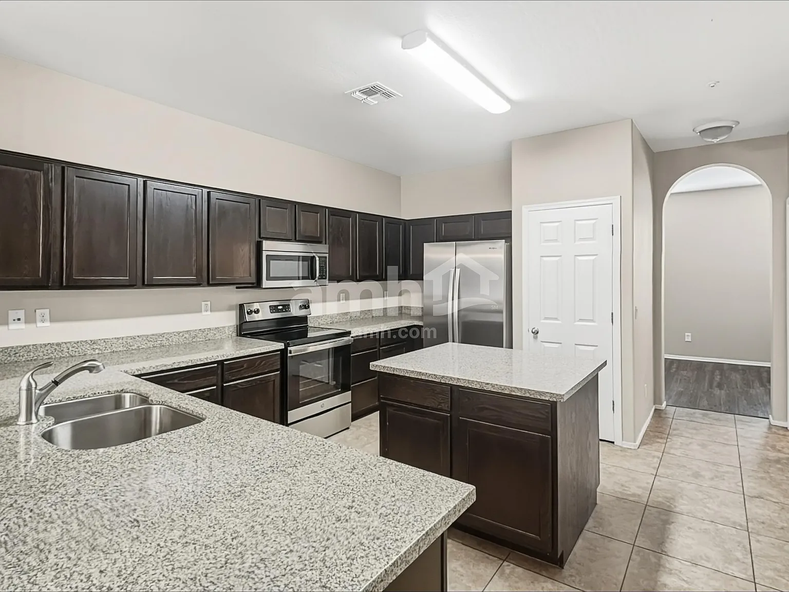 3 bed, 2.5 bath, 2035 sqft, $2,340 — Photo 3